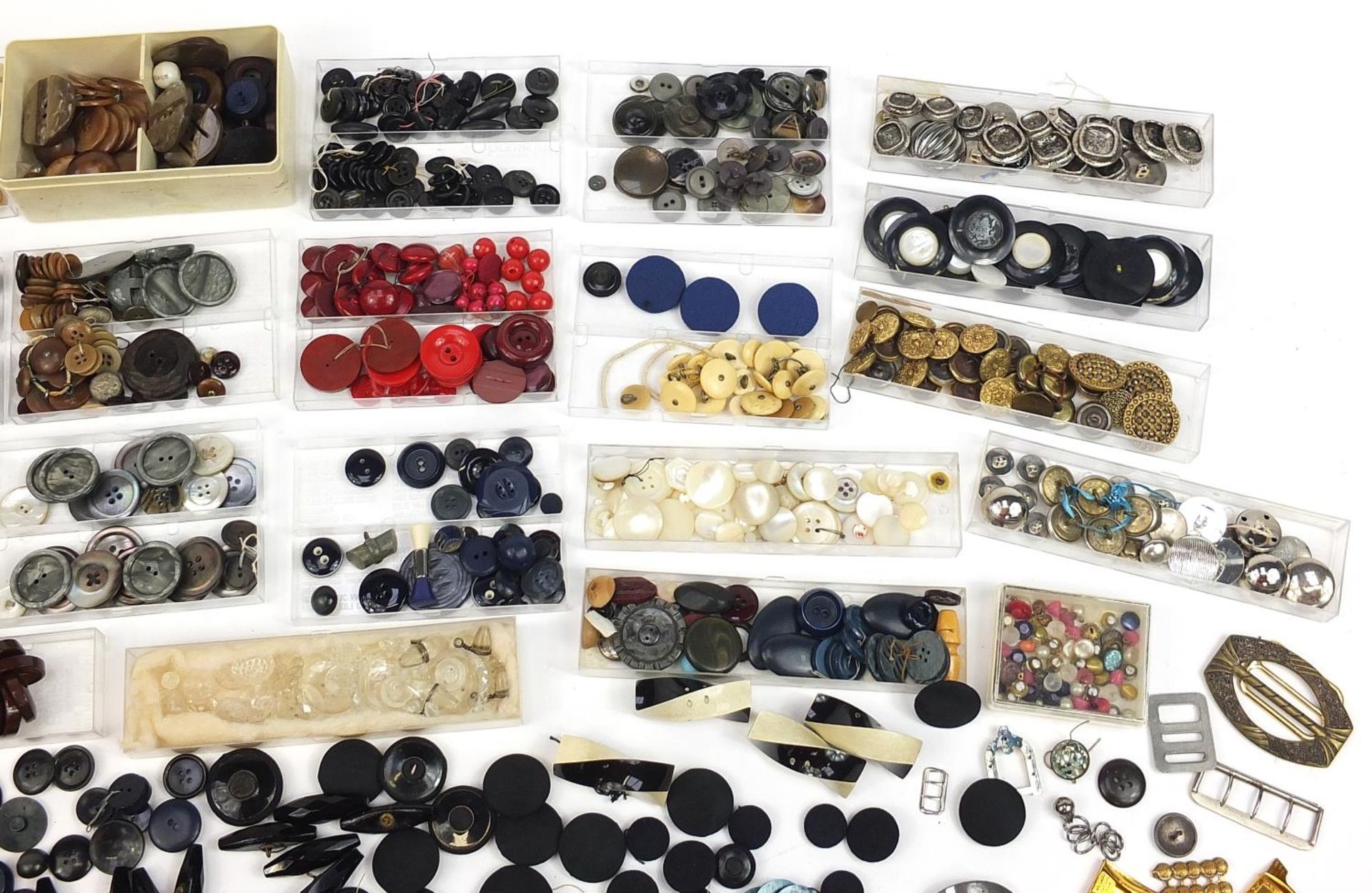 Large collection of vintage and later buttons including glass and jet - Image 3 of 5