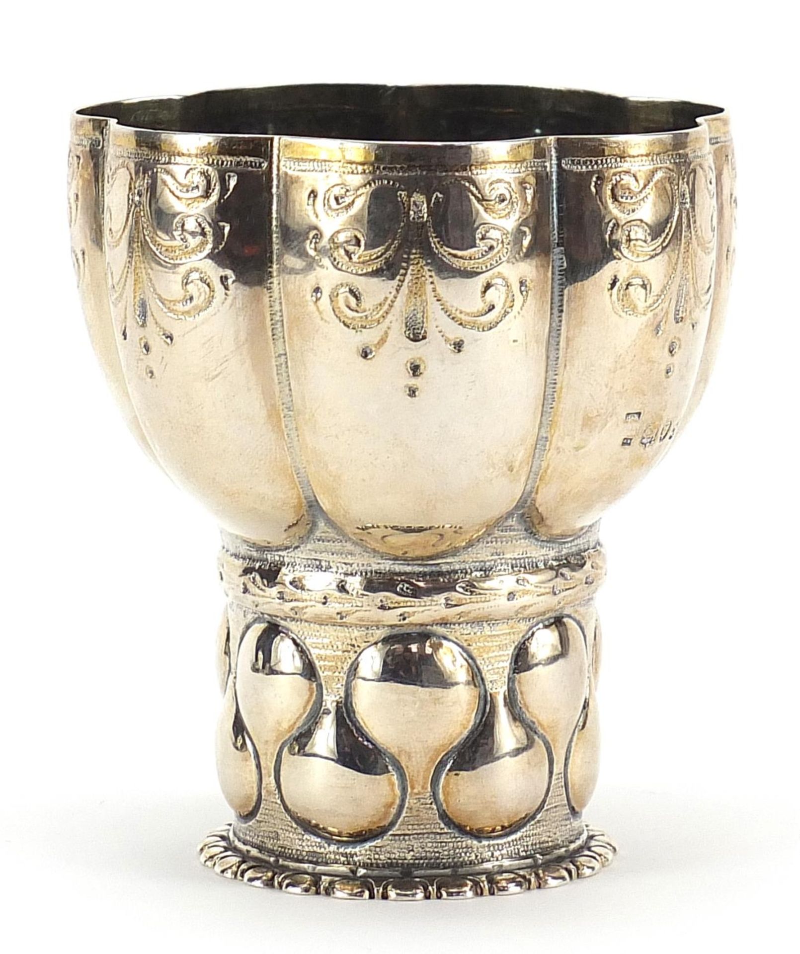 Victorian silver cup with engraved and embossed decoration, B & K and J. B marks London 1873, 9cm - Bild 2 aus 4