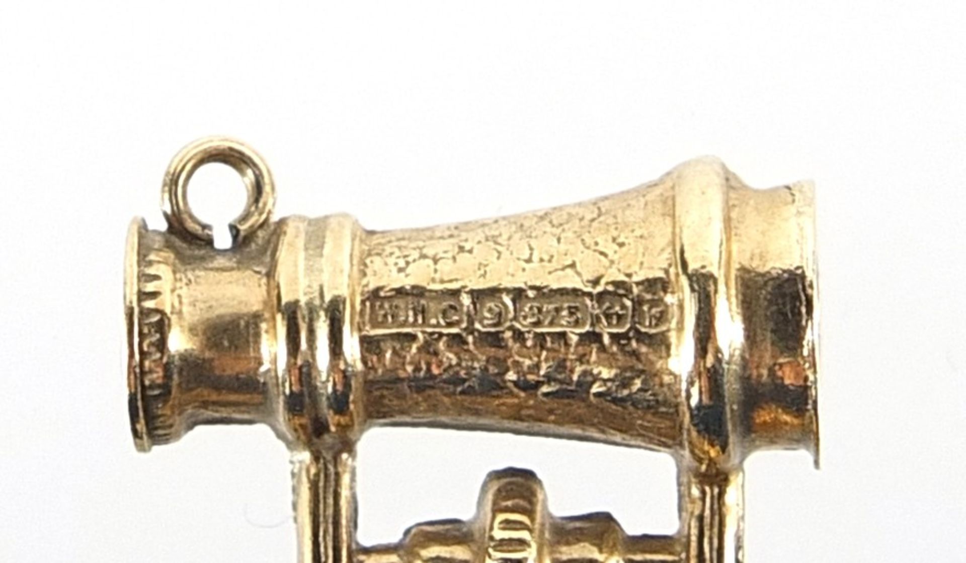 9ct gold pair of binoculars charm, 1.4cm wide, 1.1g - Image 3 of 3