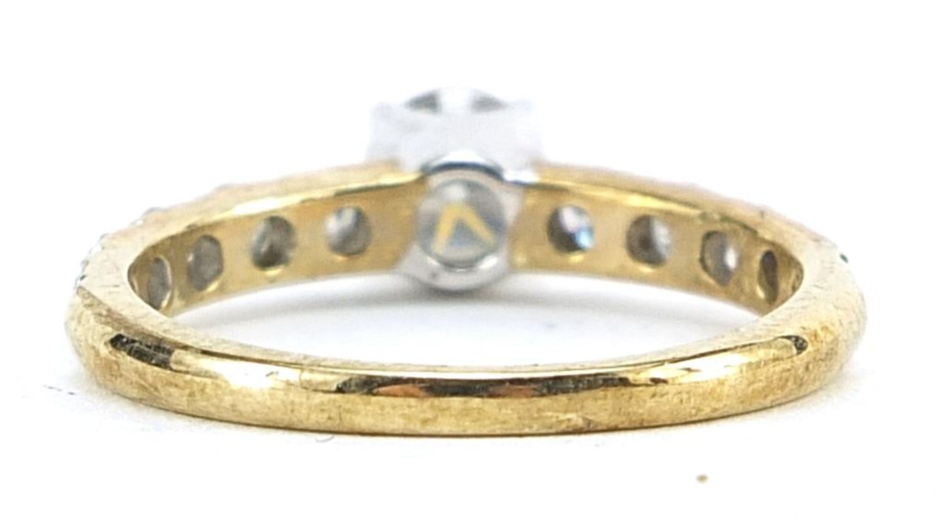 9ct gold diamond ring with diamond set shoulders, the largest diamond approximately 0.45ct, the - Bild 2 aus 4