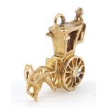 9ct gold horse and carriage charm, 1.5cm wide, 1.6g