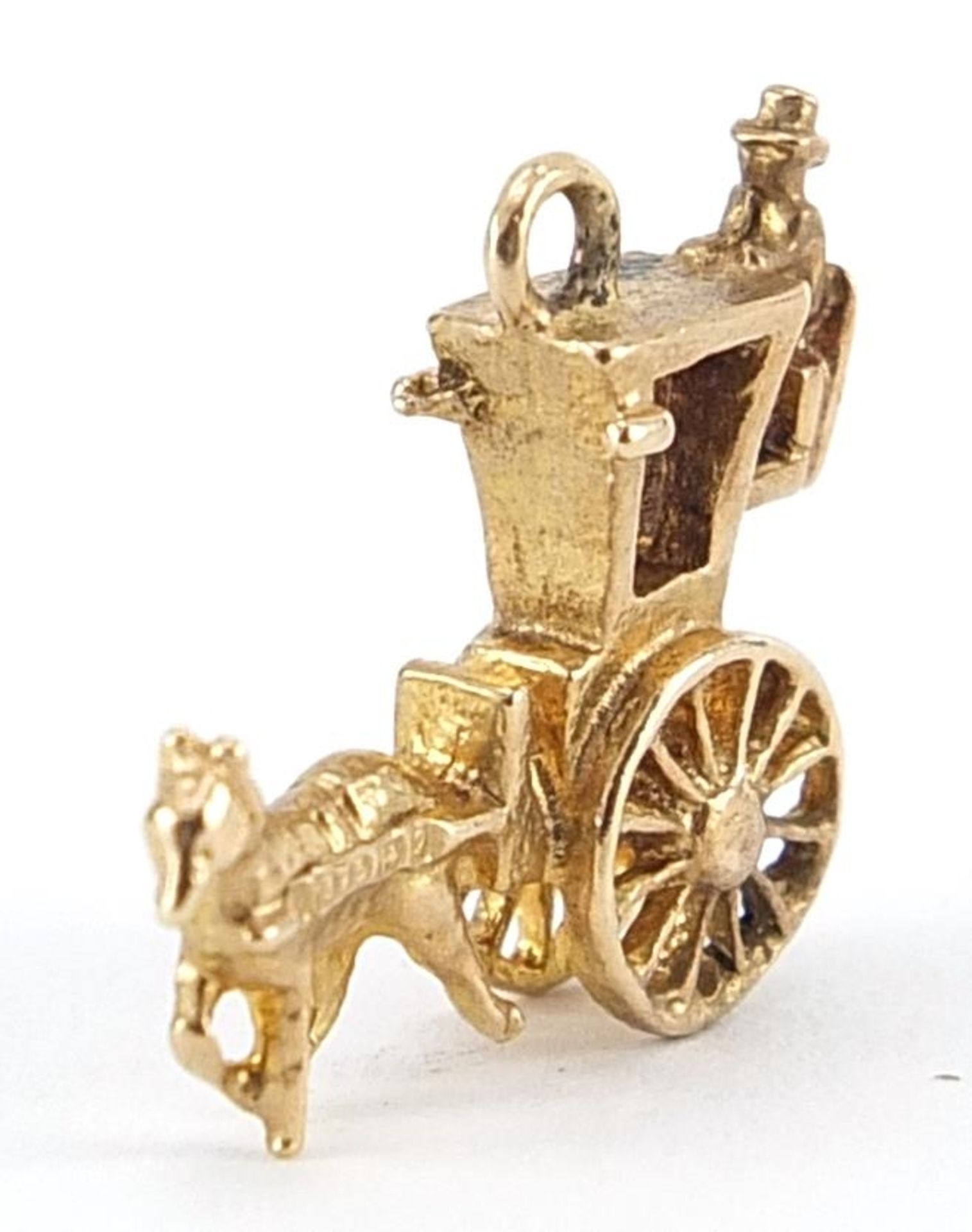 9ct gold horse and carriage charm, 1.5cm wide, 1.6g