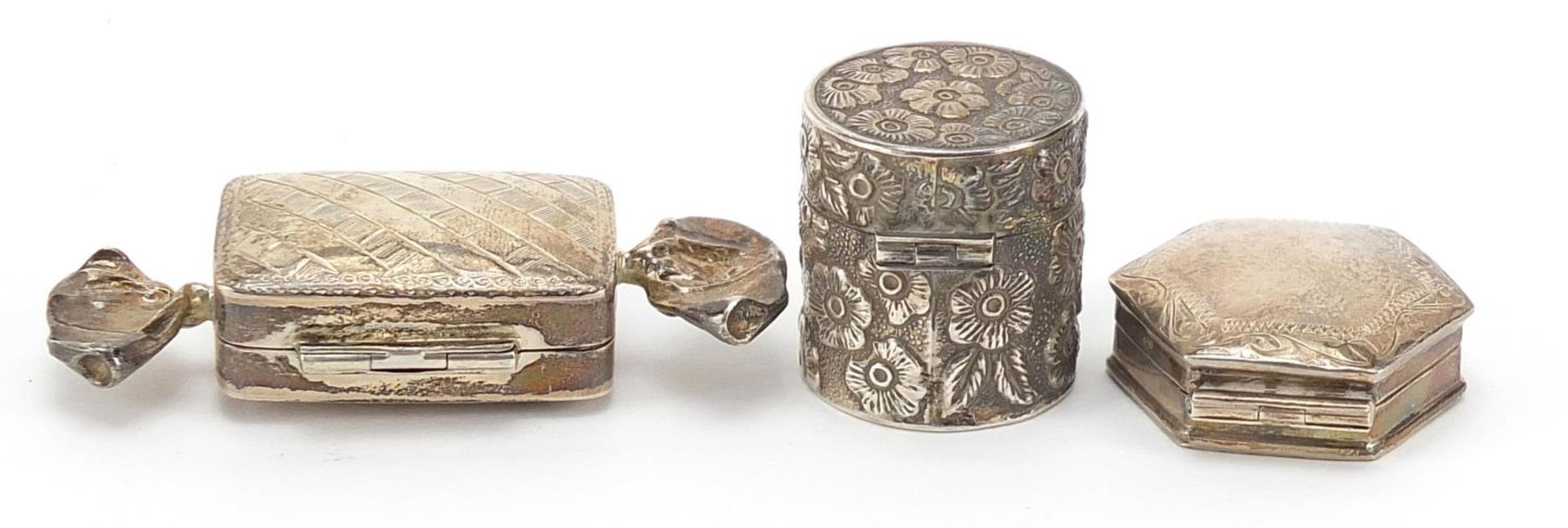 Three silver trinket and patch boxes, one with embossed decoration, the largest 6.2cm wide, total - Bild 2 aus 4