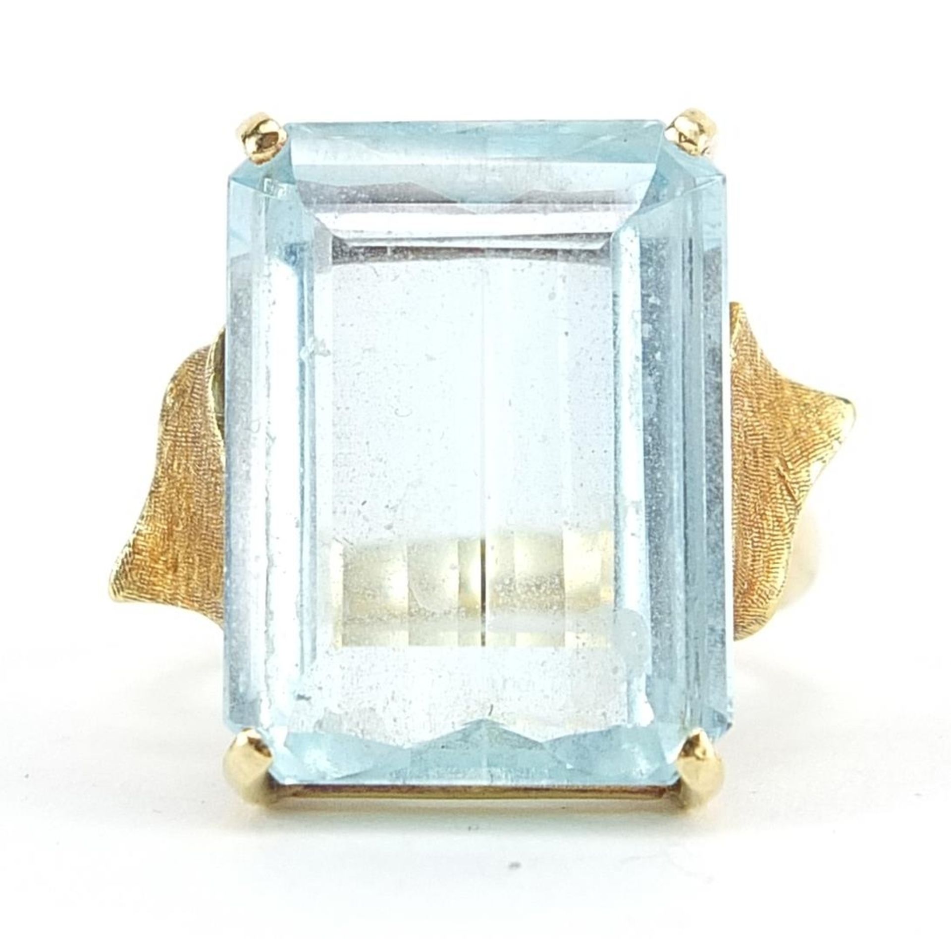 18ct gold Brazilian aquamarine single stone ring, apprixmately 18.75ct, size N, 11.2g