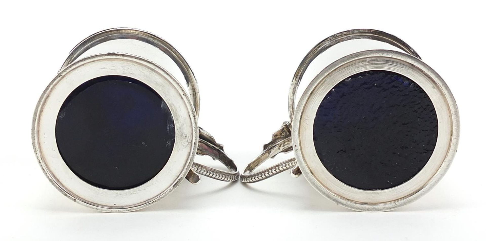 Sydney Bellamy Harman, pair of George V silver mustards with hinged lids and blue glass liners, - Bild 4 aus 4