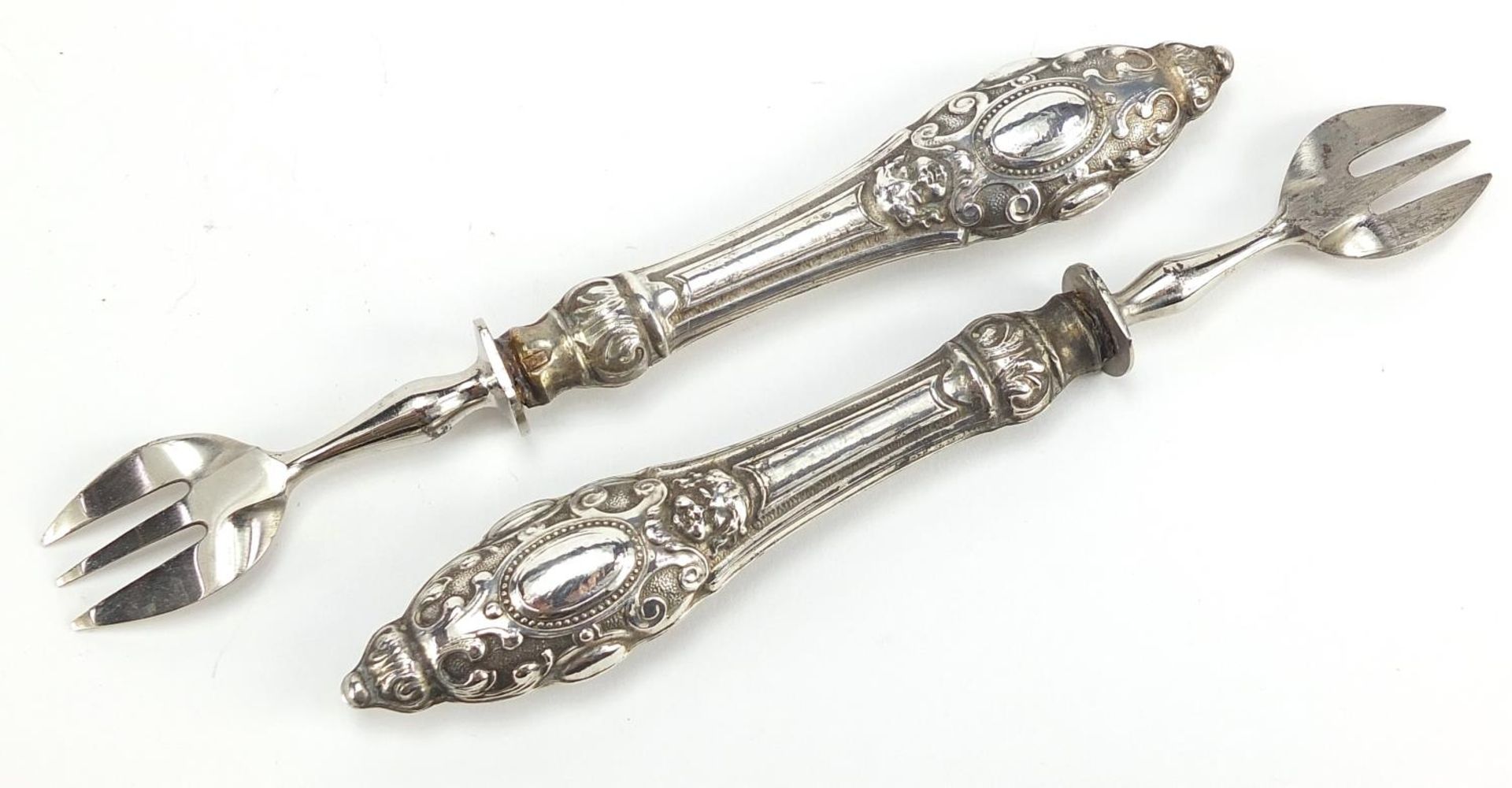 Set of twelve French silver handled forks embossed with Putti housed in a fitted Manche Argent - Bild 4 aus 5