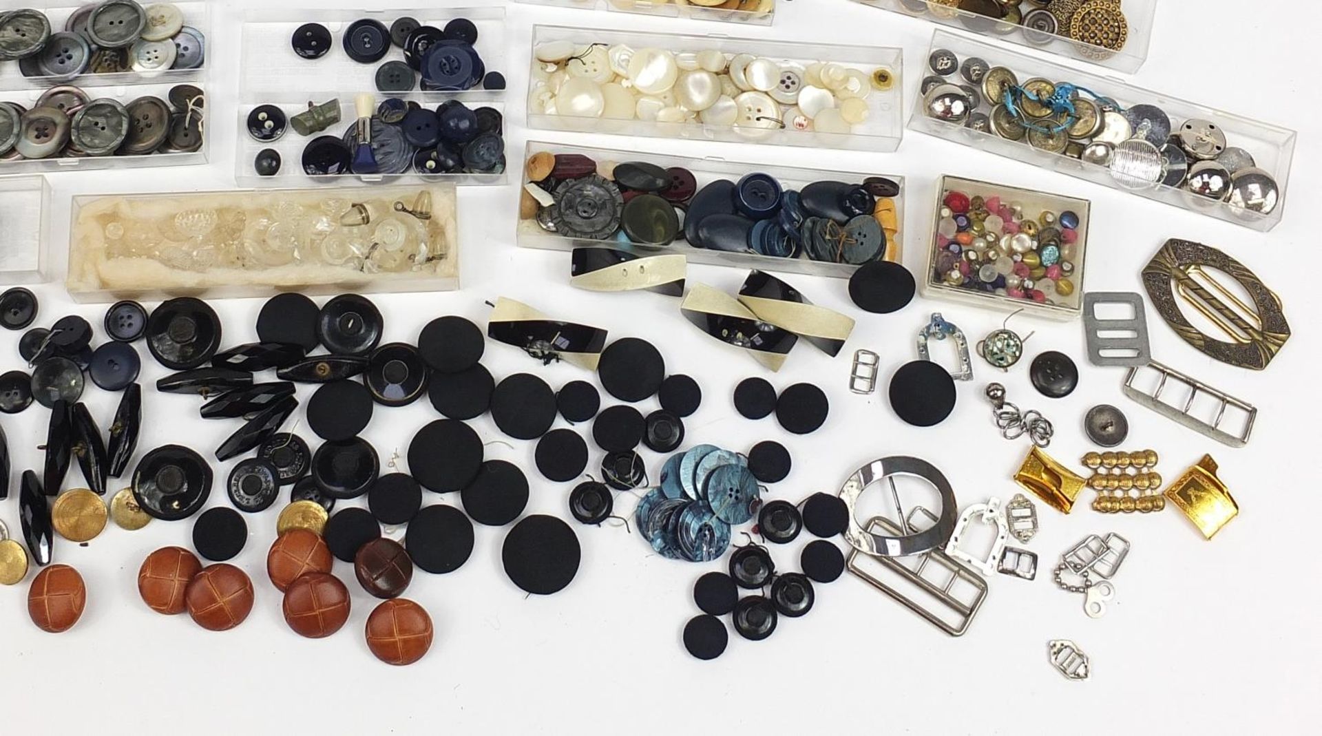 Large collection of vintage and later buttons including glass and jet - Image 5 of 5