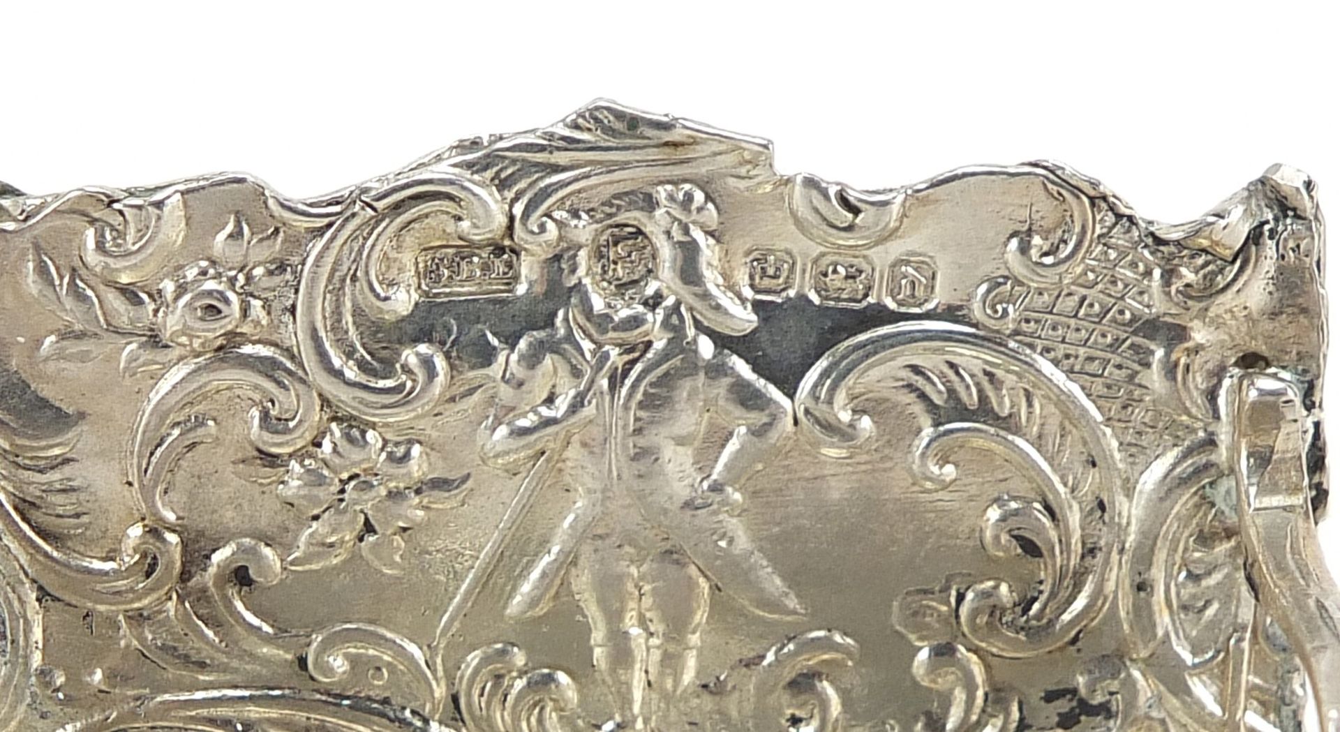 Silver doll's house bench and table embossed with Putti and figures, Birmingham and London import - Bild 4 aus 5