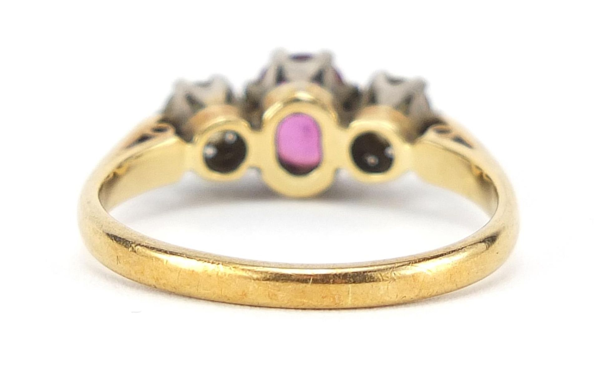 18ct gold diamond and ruby three stone ring, size M, 3.3g - Bild 2 aus 4