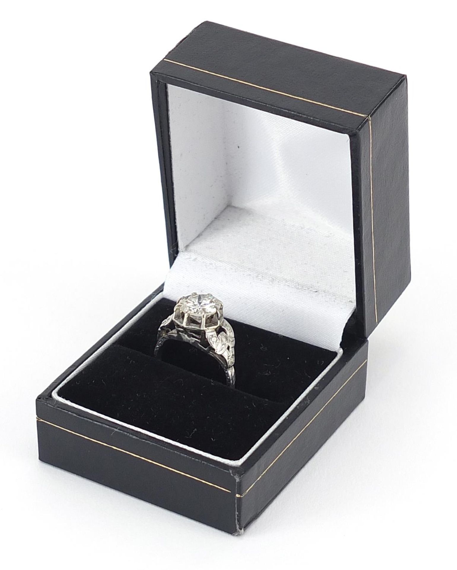 Platinum diamond ring with ornate shoulders, the central diamond approximately 1.8 carat, size I, - Bild 4 aus 5