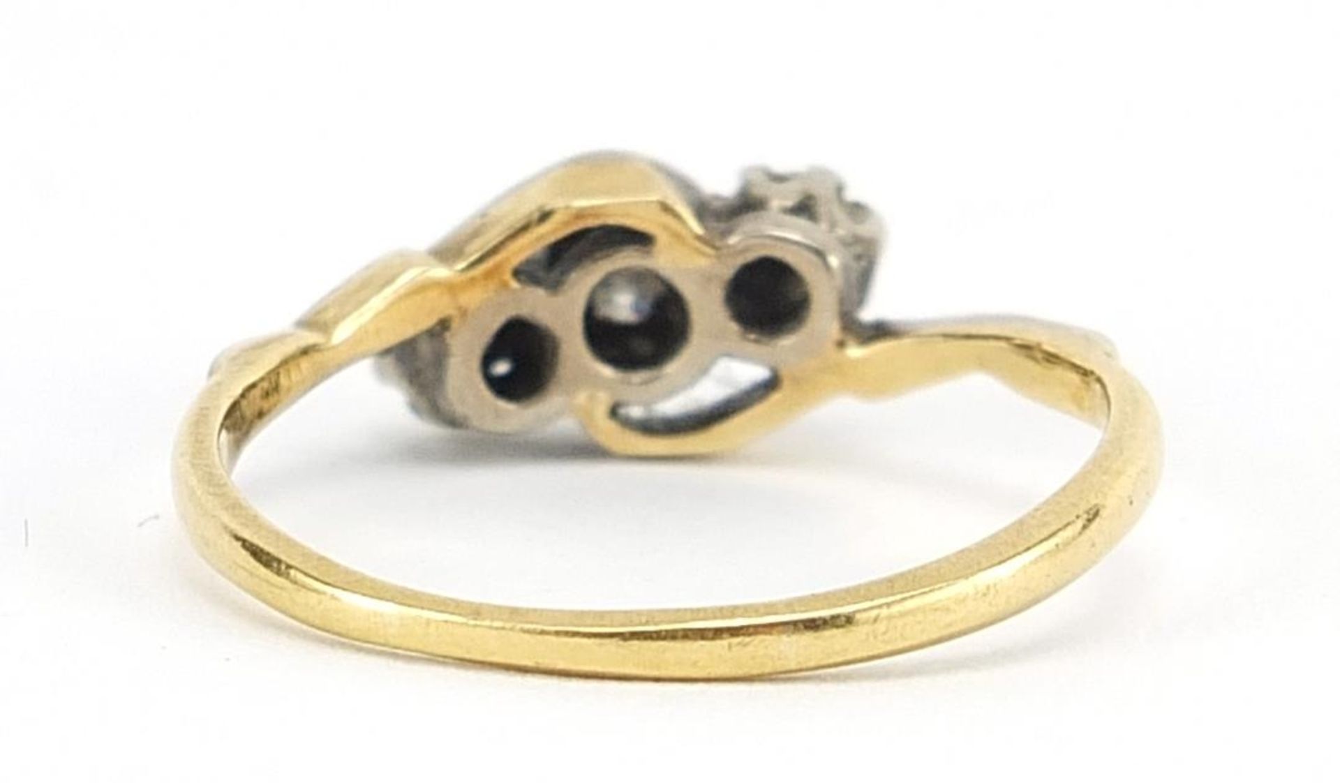 18ct gold diamond three stone crossover ring with indistinct marks, size K, 2.5g - Bild 2 aus 3