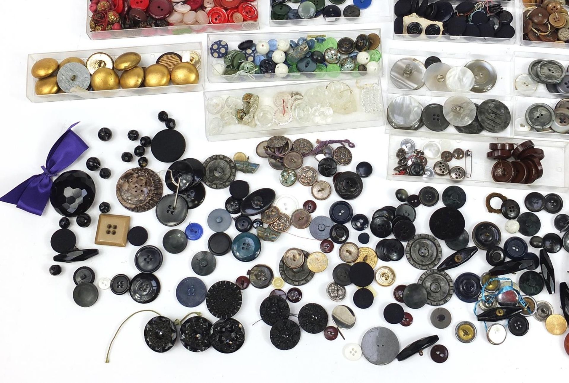 Large collection of vintage and later buttons including glass and jet - Image 4 of 5