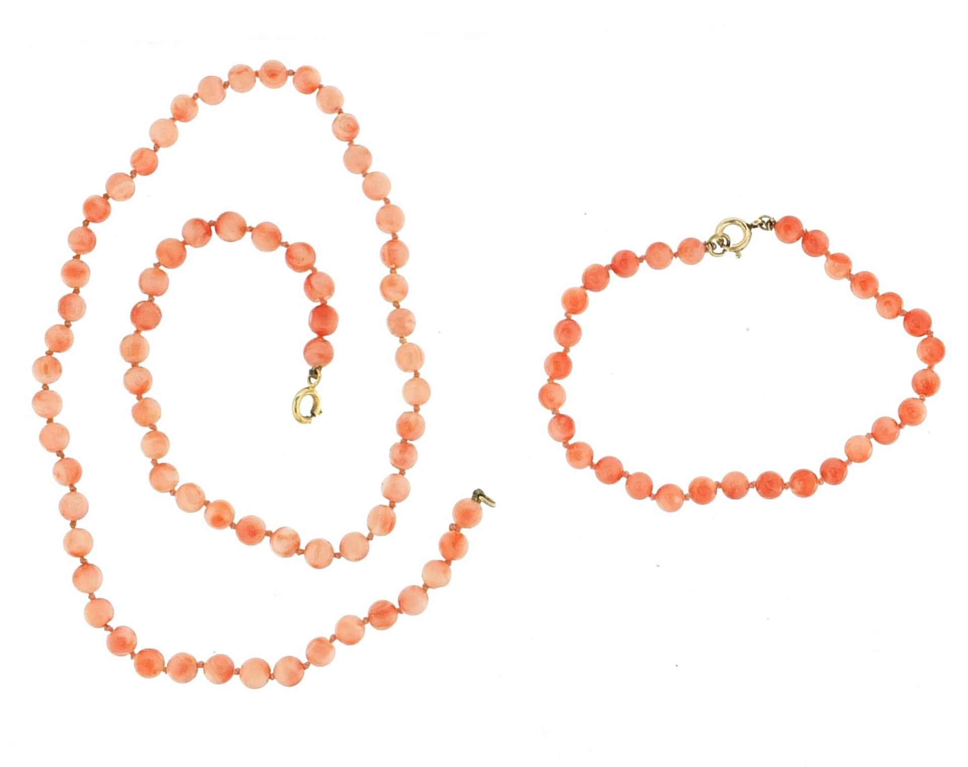 Pink coral bead necklace and bracelet, each with 9ct gold clasp, 44cm and 18cm in length, 23.5g - Bild 2 aus 2