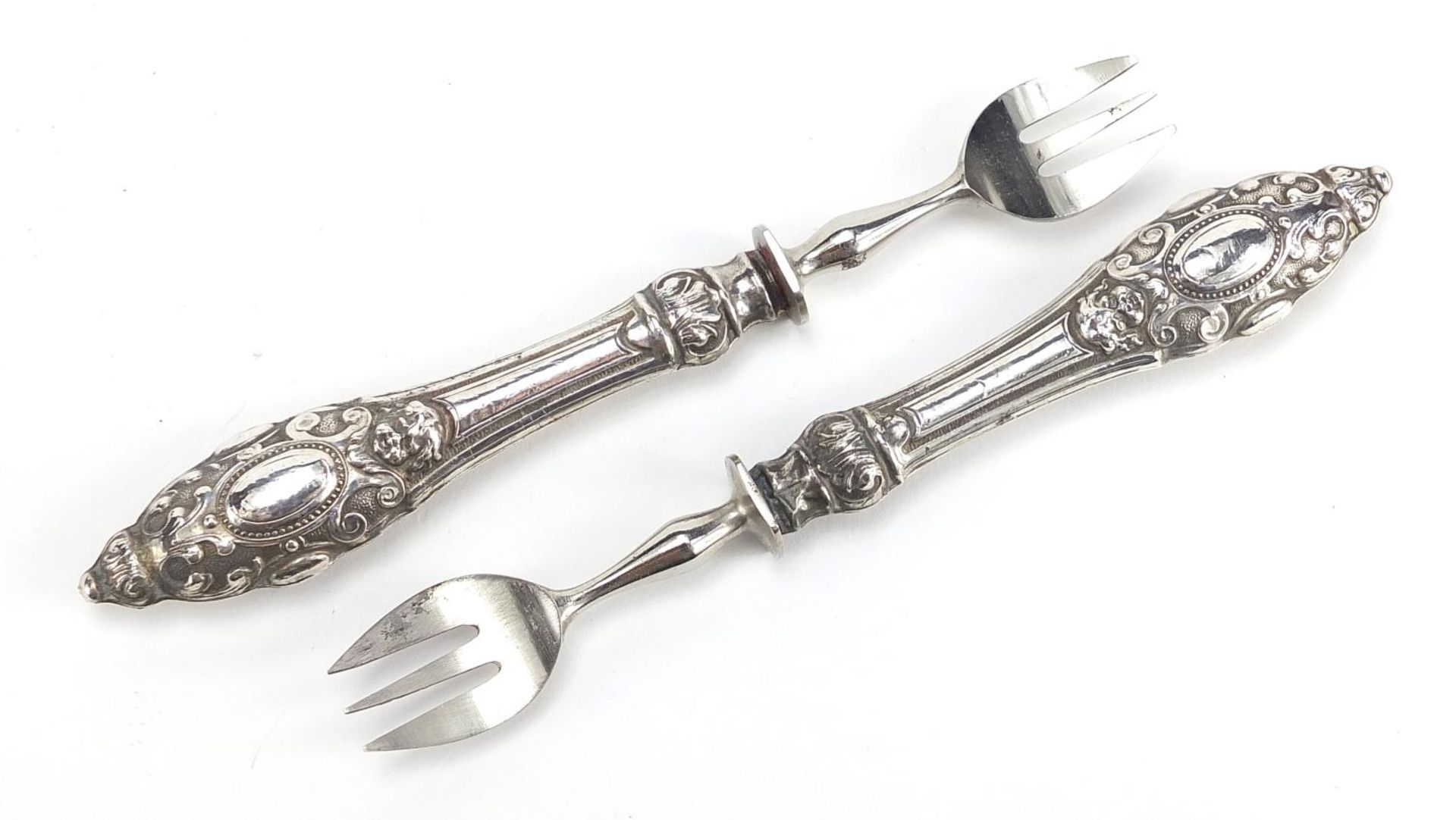 Set of twelve French silver handled forks embossed with Putti housed in a fitted Manche Argent - Bild 3 aus 5