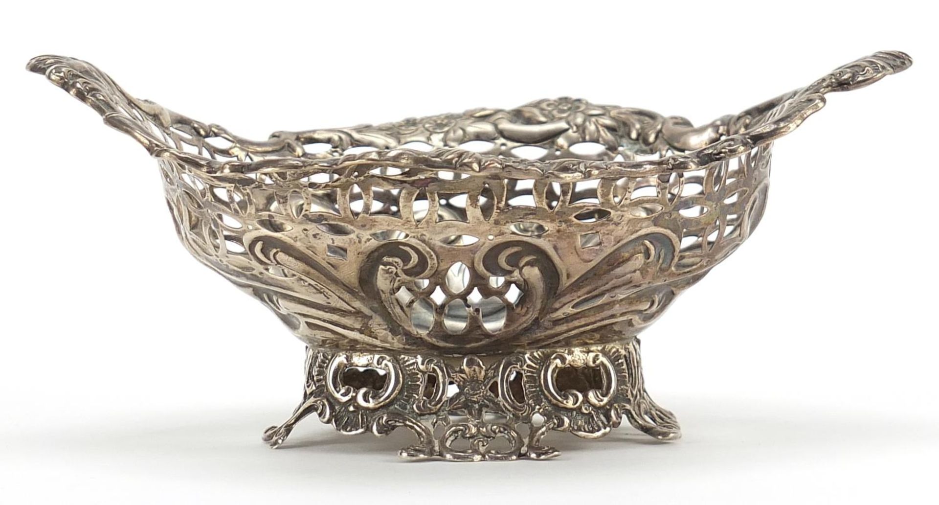 Levi & Salaman, Victorian silver bonbon dish, pierced and embossed with face masks and flowers, 16. - Bild 2 aus 4