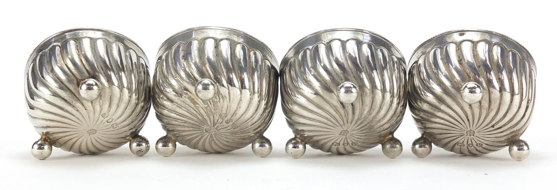 Horace Woodward & Co, set of four Victorian silver open salts with ball feet, London 1890, 3cm - Image 3 of 4
