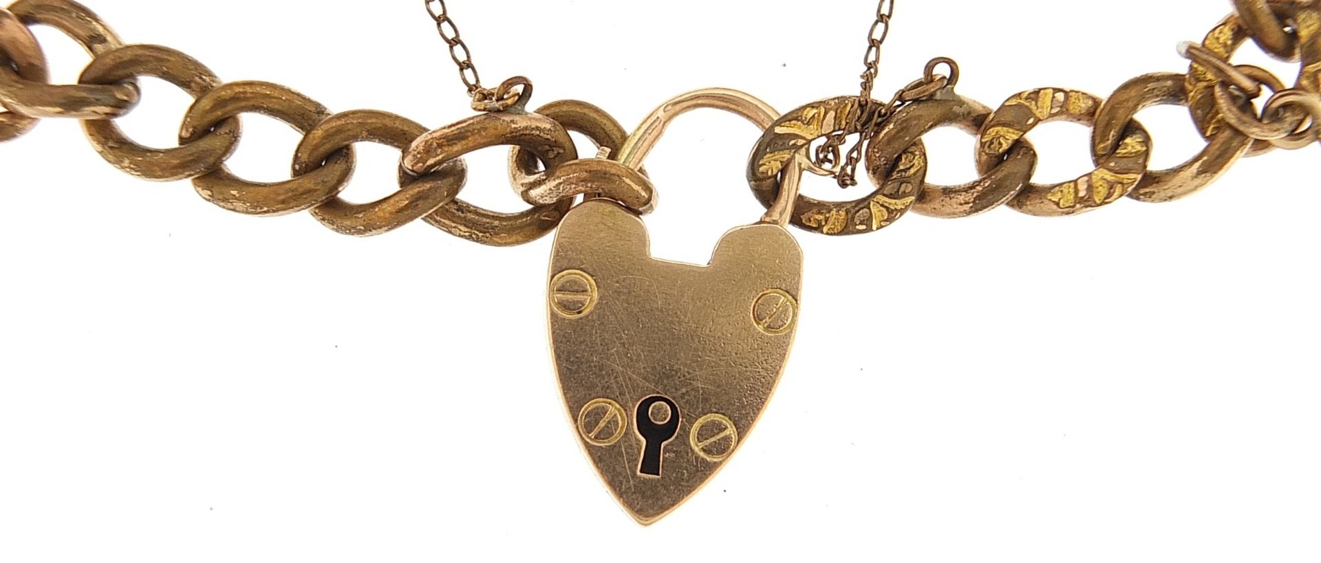 9ct gold love heart padlock on a charm bracelet with three yellow metal charms, total weight 27.6g - Bild 2 aus 4