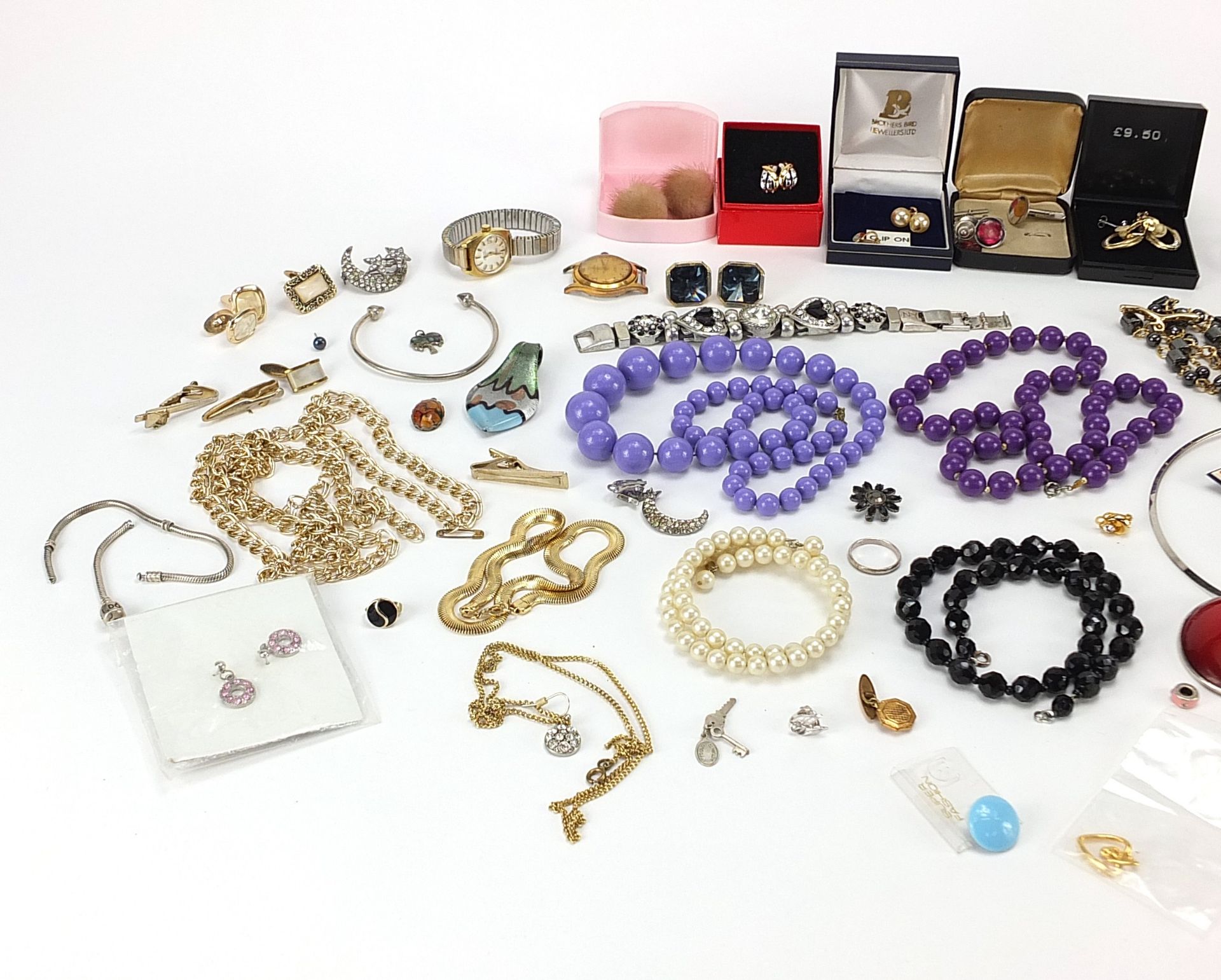 Vintage and later costume jewellery including necklaces, brooches, earrings and bracelets - Image 2 of 3