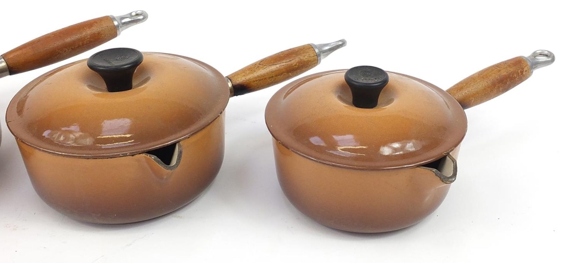 Three French Le Creuset saucepans with covers and one other cooking pot, the largest 21.5cm in - Bild 3 aus 7