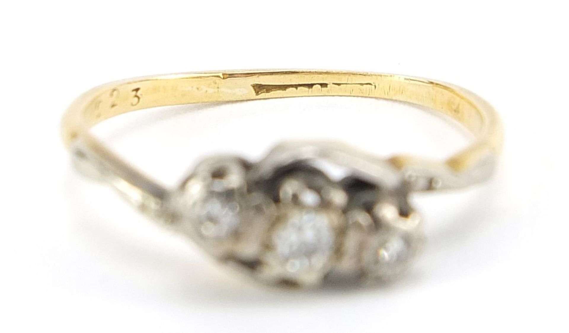 18ct gold diamond three stone crossover ring with indistinct marks, size K, 2.5g - Bild 3 aus 3