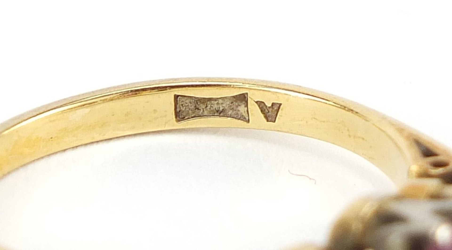 18ct gold diamond and ruby three stone ring, size M, 3.3g - Bild 4 aus 4