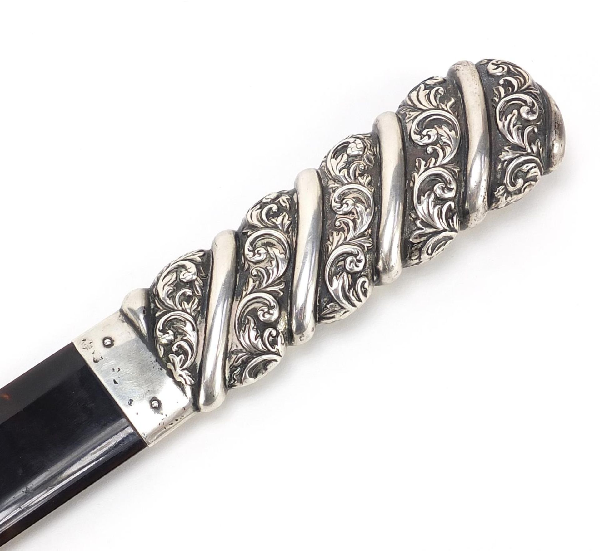 George V tortoiseshell page turner with silver handle, R B maker's mark, London 1911, 41cm in length