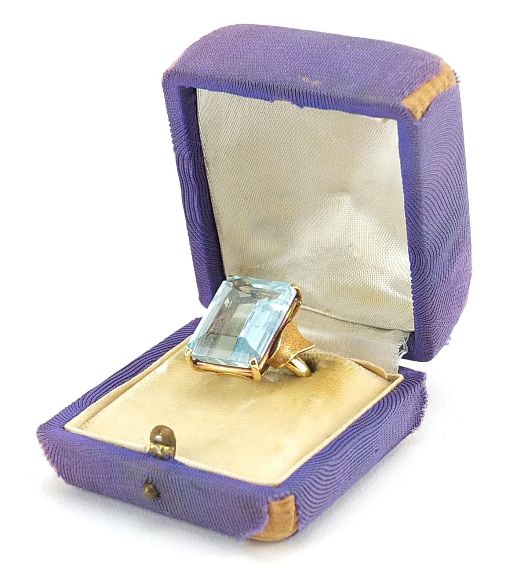 18ct gold Brazilian aquamarine single stone ring, apprixmately 18.75ct, size N, 11.2g - Bild 4 aus 5
