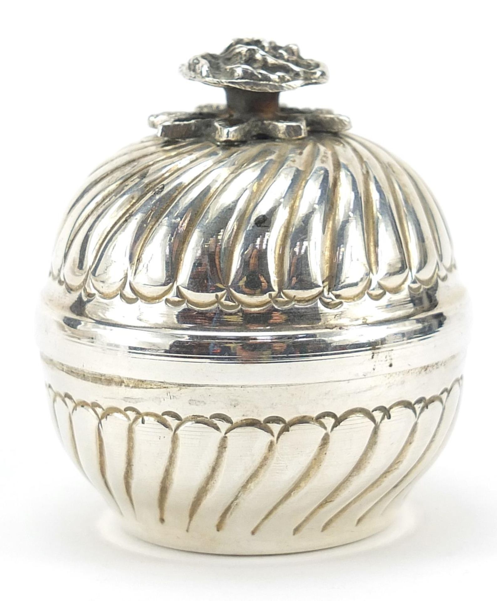 Circular silver box and cover with rose head knop, stamped 900 to the interior, 6cm high, 81.6g - Bild 2 aus 4