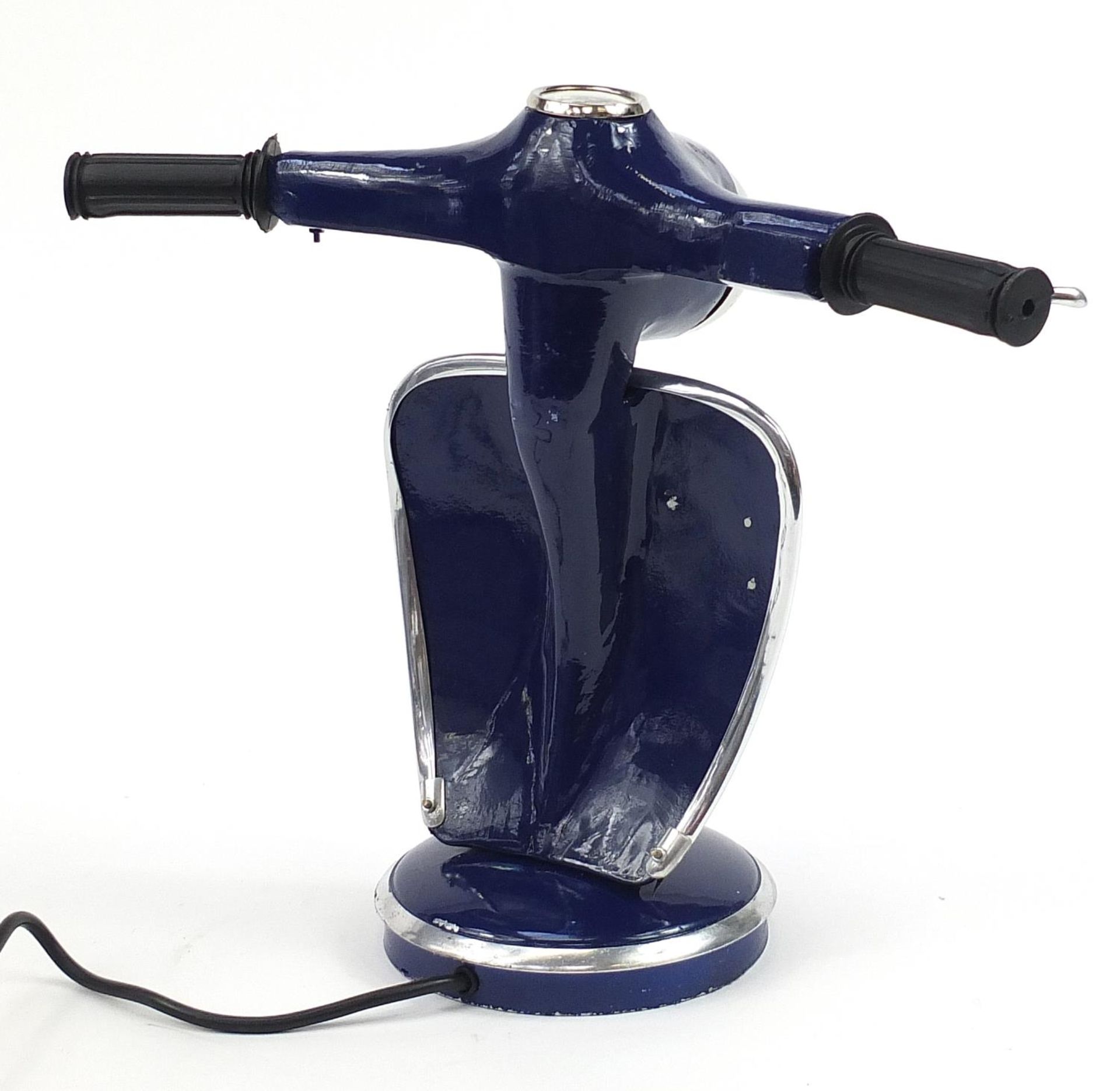 Novelty Vespa scooter style table lamp, 32cm high - Image 2 of 3