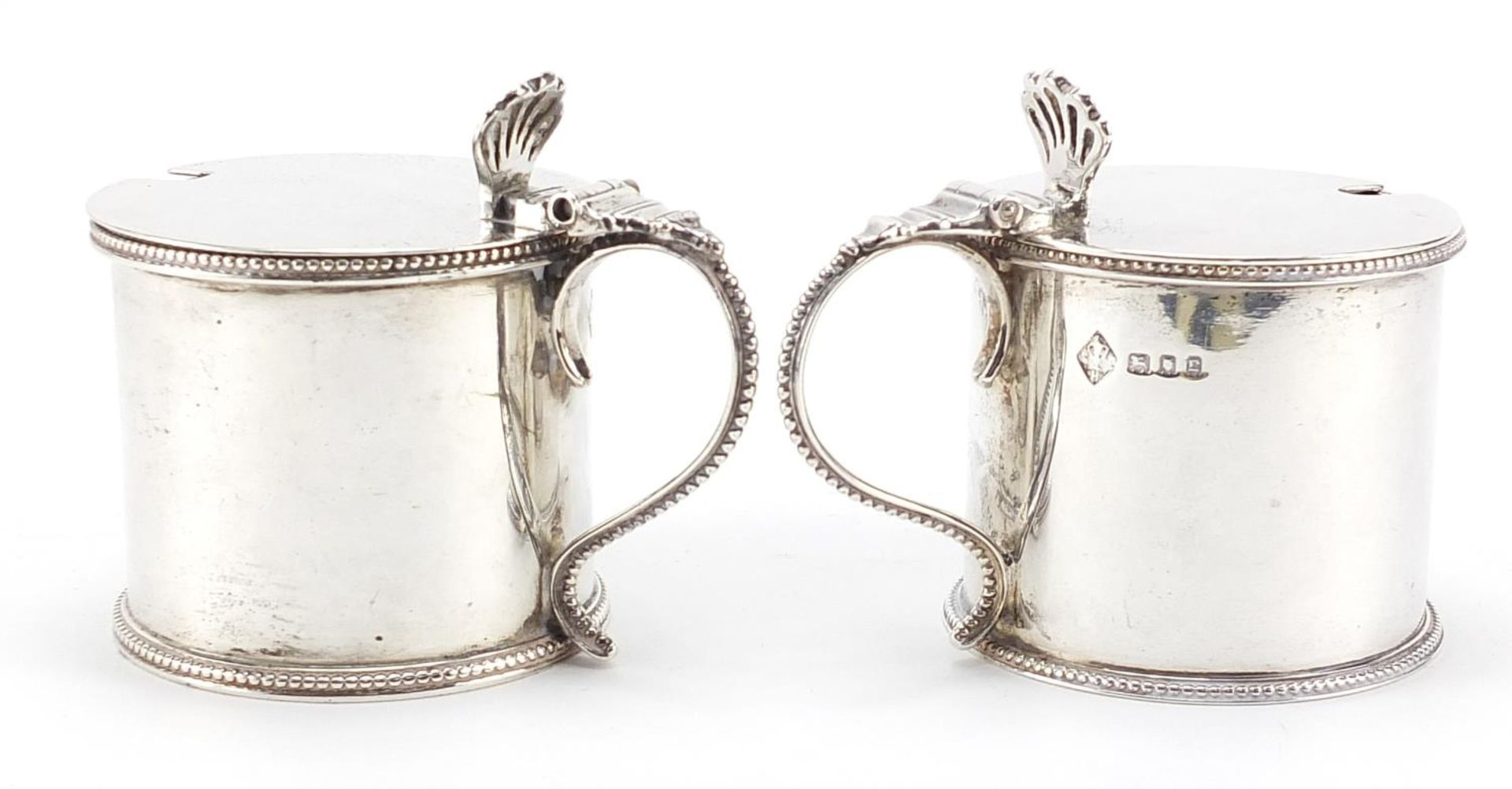 Sydney Bellamy Harman, pair of George V silver mustards with hinged lids and blue glass liners, - Bild 2 aus 4