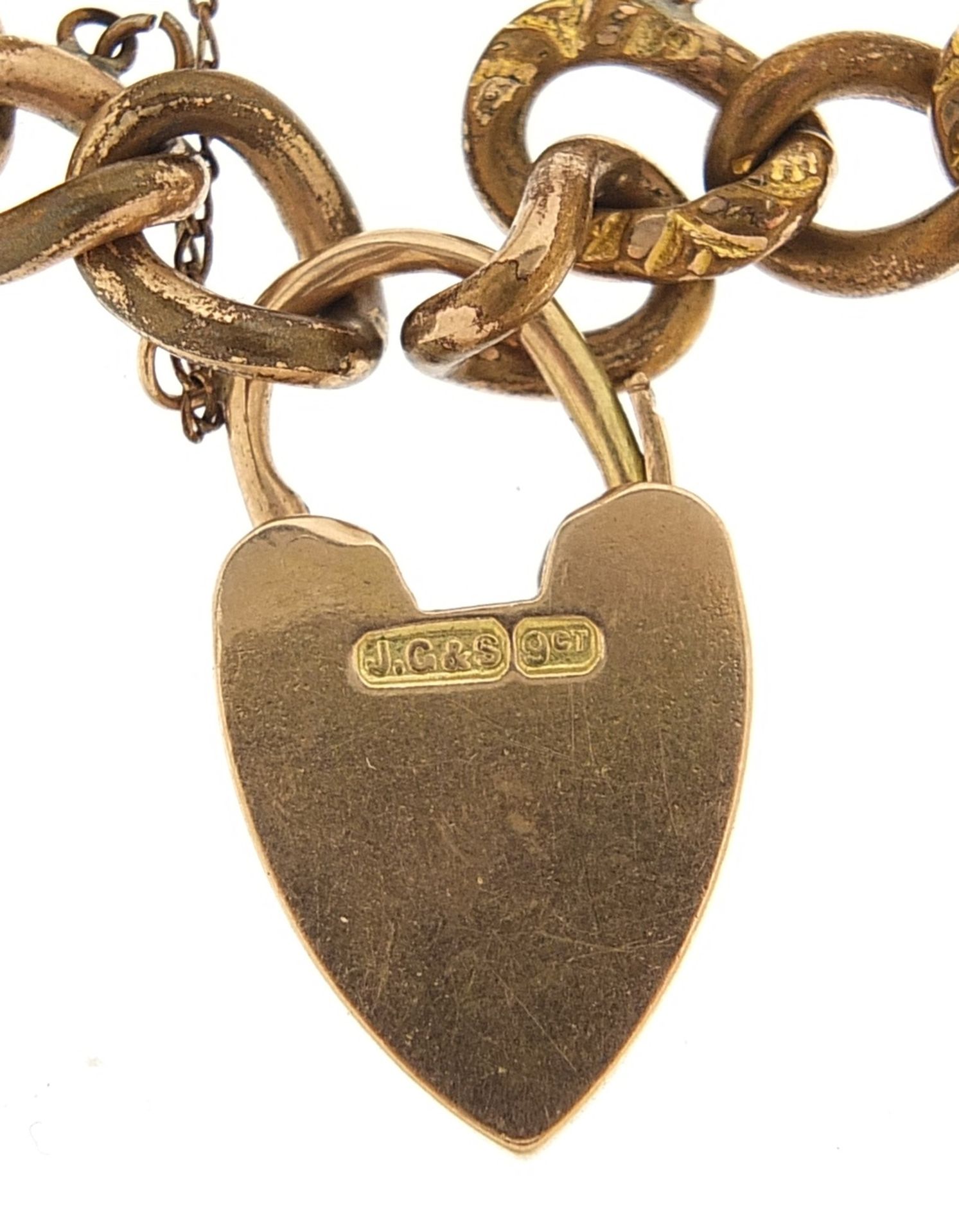 9ct gold love heart padlock on a charm bracelet with three yellow metal charms, total weight 27.6g - Bild 4 aus 4