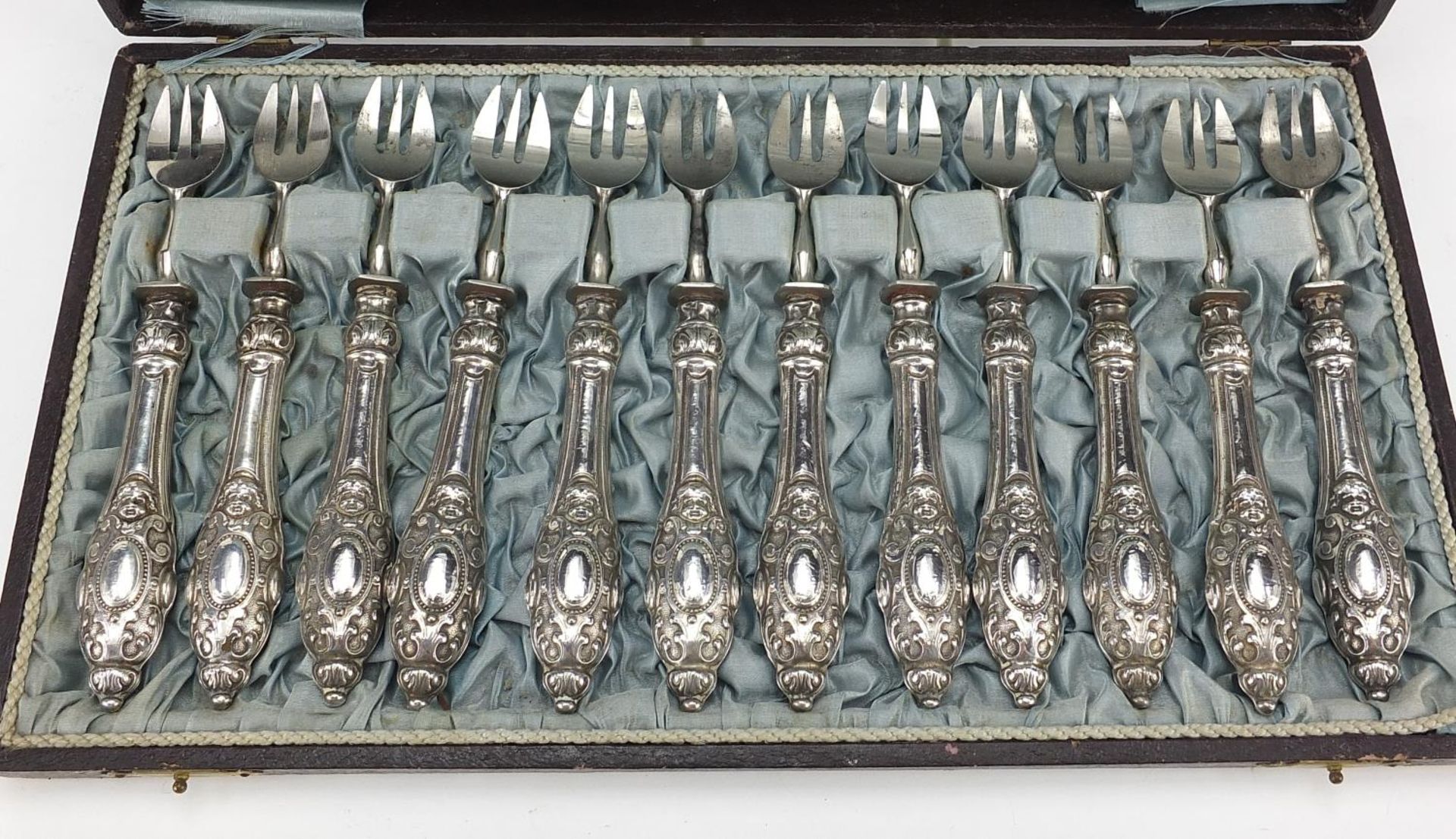 Set of twelve French silver handled forks embossed with Putti housed in a fitted Manche Argent - Bild 2 aus 5