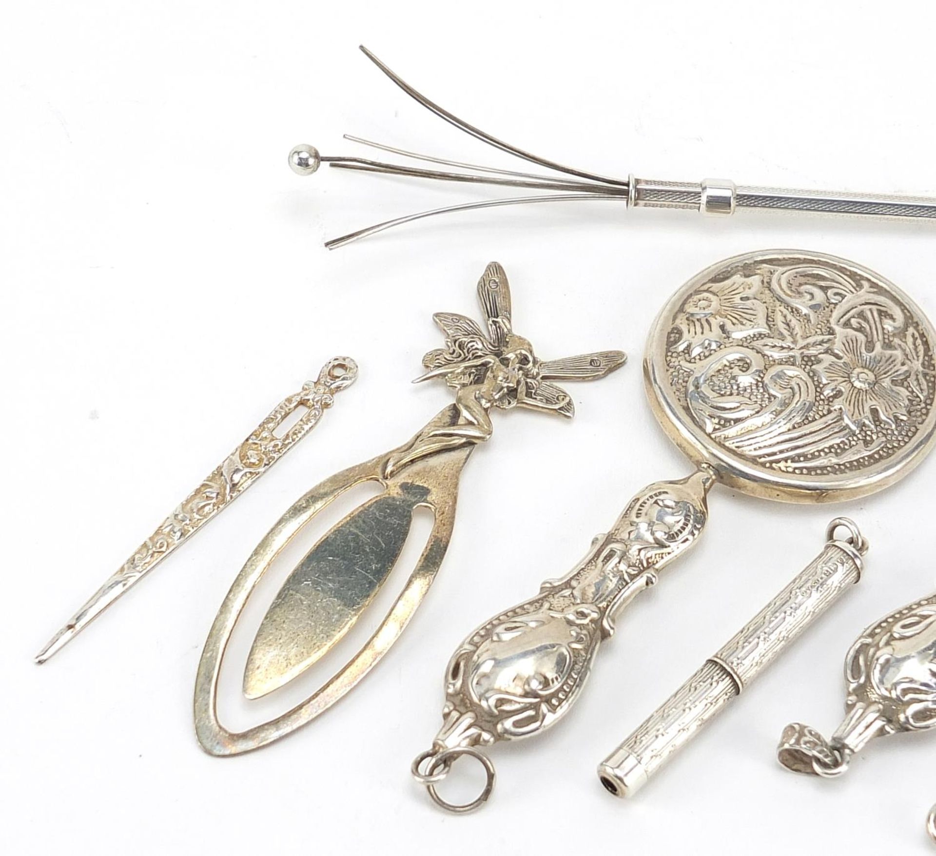 Silver objects including propelling swizzle stick, magnifying glass and button hook, the largest - Bild 2 aus 6