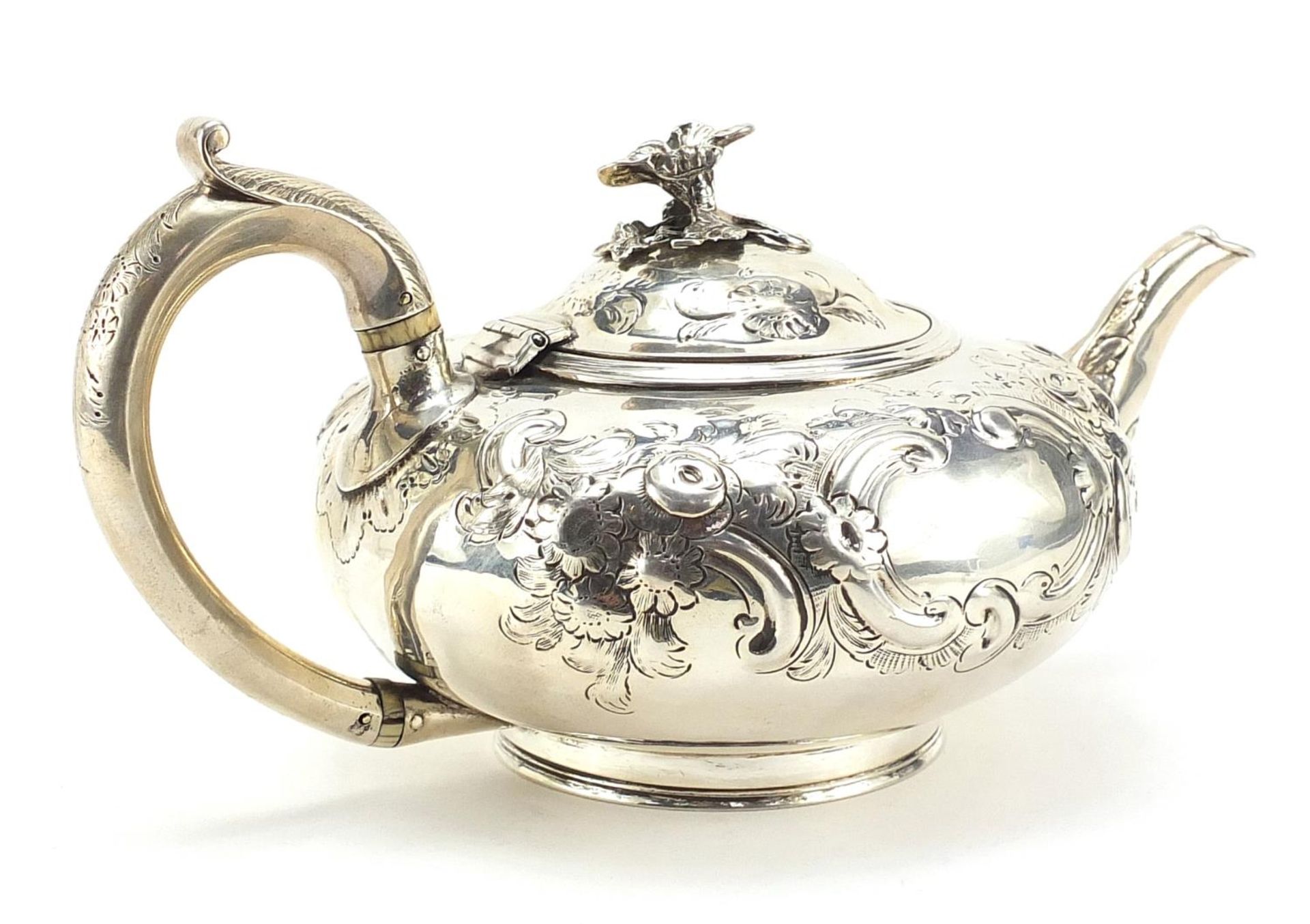 Daniel & Charles Houle, Victorian silver teapot embossed with flowers and blank cartouches, London - Bild 2 aus 4