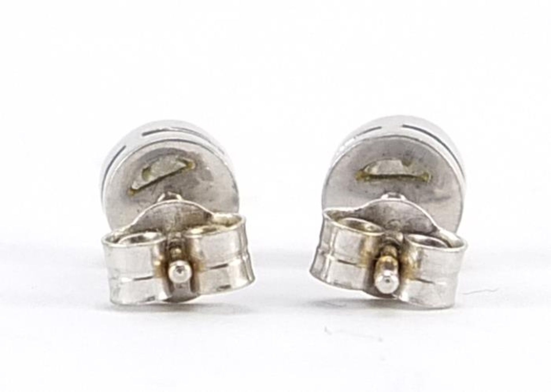 Pair of 18ct white gold diamond stud earrings, 6mm in diameter, 1.9g - Bild 2 aus 2