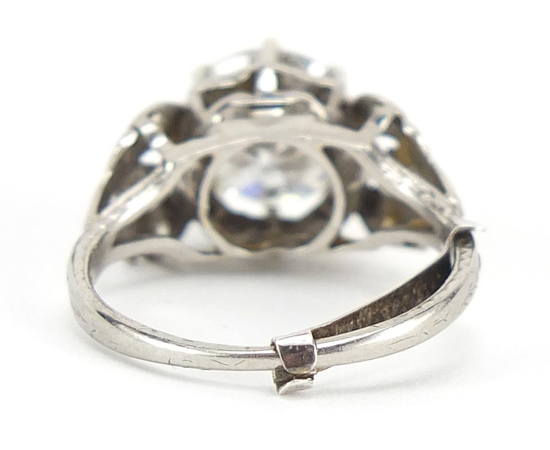 Platinum diamond ring with ornate shoulders, the central diamond approximately 1.8 carat, size I, - Bild 2 aus 5