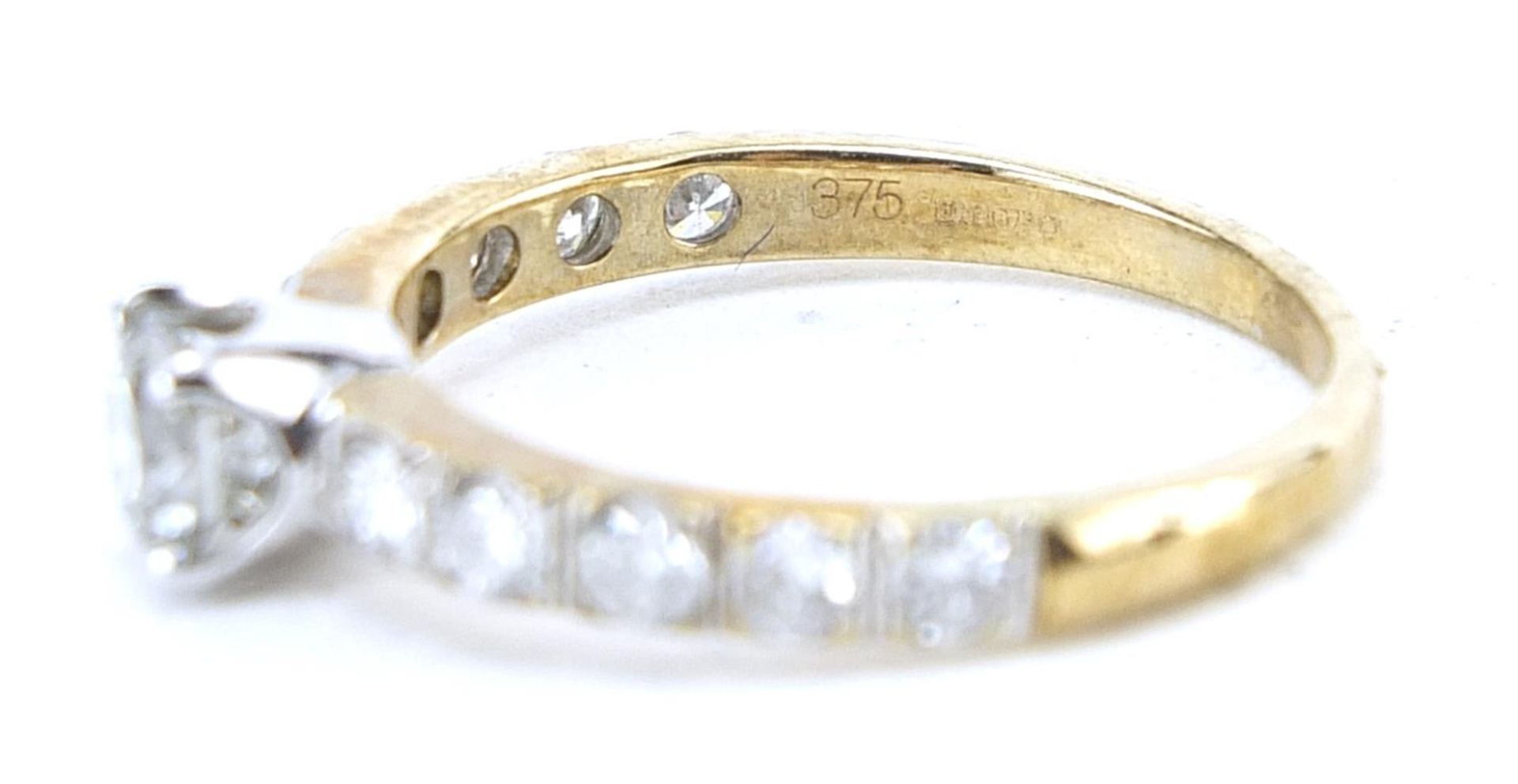 9ct gold diamond ring with diamond set shoulders, the largest diamond approximately 0.45ct, the - Bild 3 aus 4