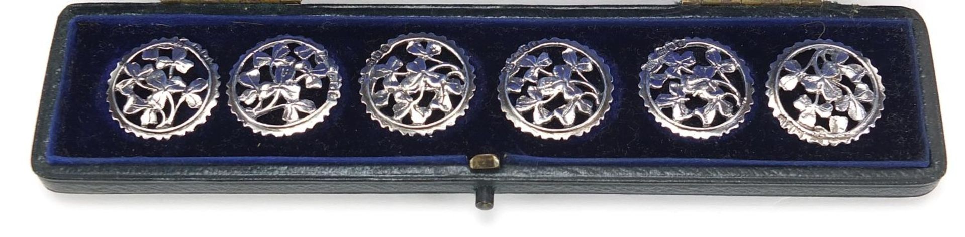 Joseph Henry Raymond, set of six silver buttons with fitted case, London 1902, each 2.4cm in - Bild 2 aus 4