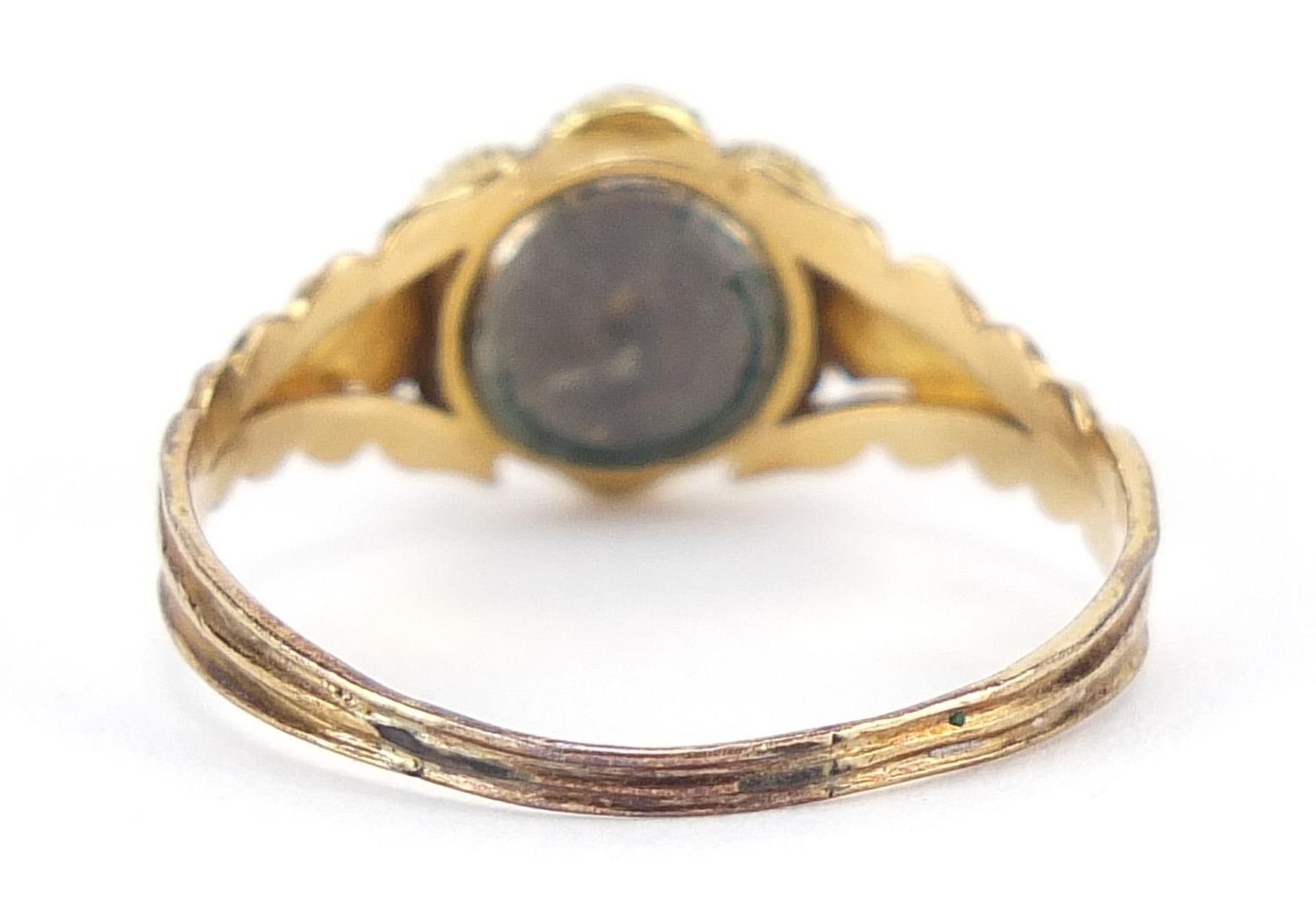 Victorian unmarked gold emerald and pearl flower head mourning ring, size O, 2.1g - Bild 2 aus 2