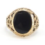 9ct gold black onyx signet ring with pierced shoulders, size H, 2.5g