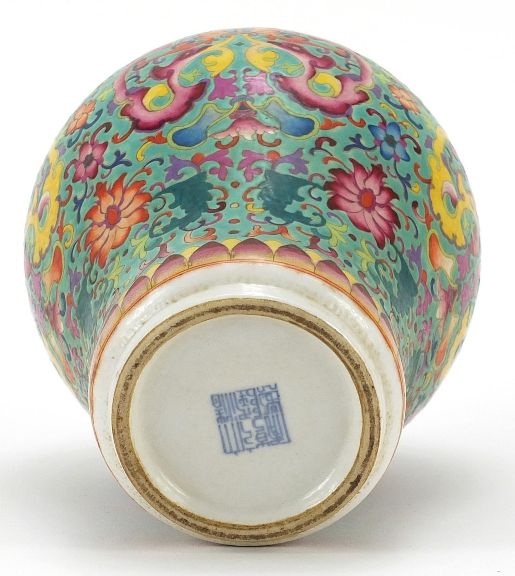 Chinese porcelain baluster vase and cover hand painted in the famille rose palette with flowers - Bild 3 aus 3