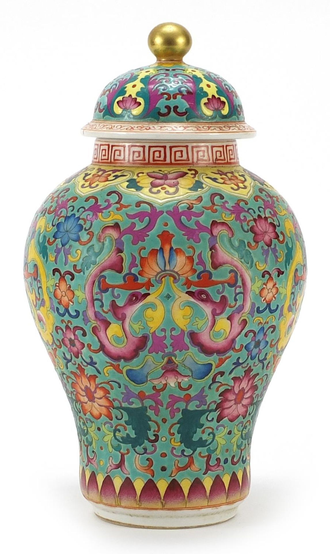 Chinese porcelain baluster vase and cover hand painted in the famille rose palette with flowers - Bild 2 aus 3