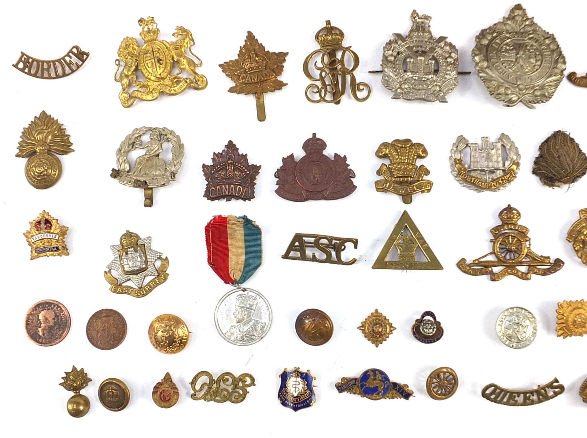 Predominantly military interest badges including King's Borders Own, Argyll & Sutherland and - Bild 2 aus 3