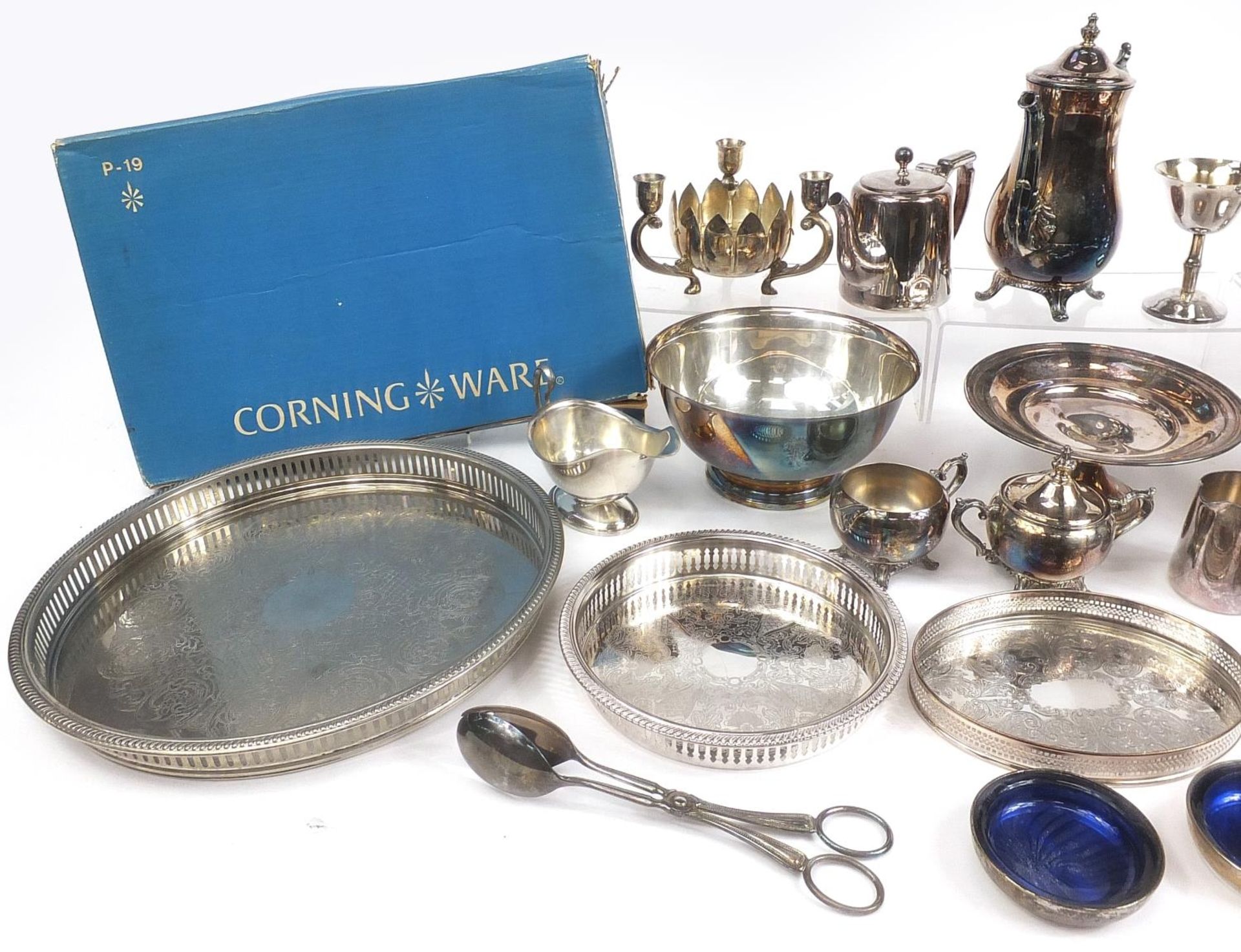 Silverplate including Gorham pedestal dish, Mappin & Webb teapot and circular trays, the largest - Image 2 of 5