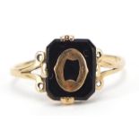 9ct gold black onyx initial O signet ring, size M, 1.4g