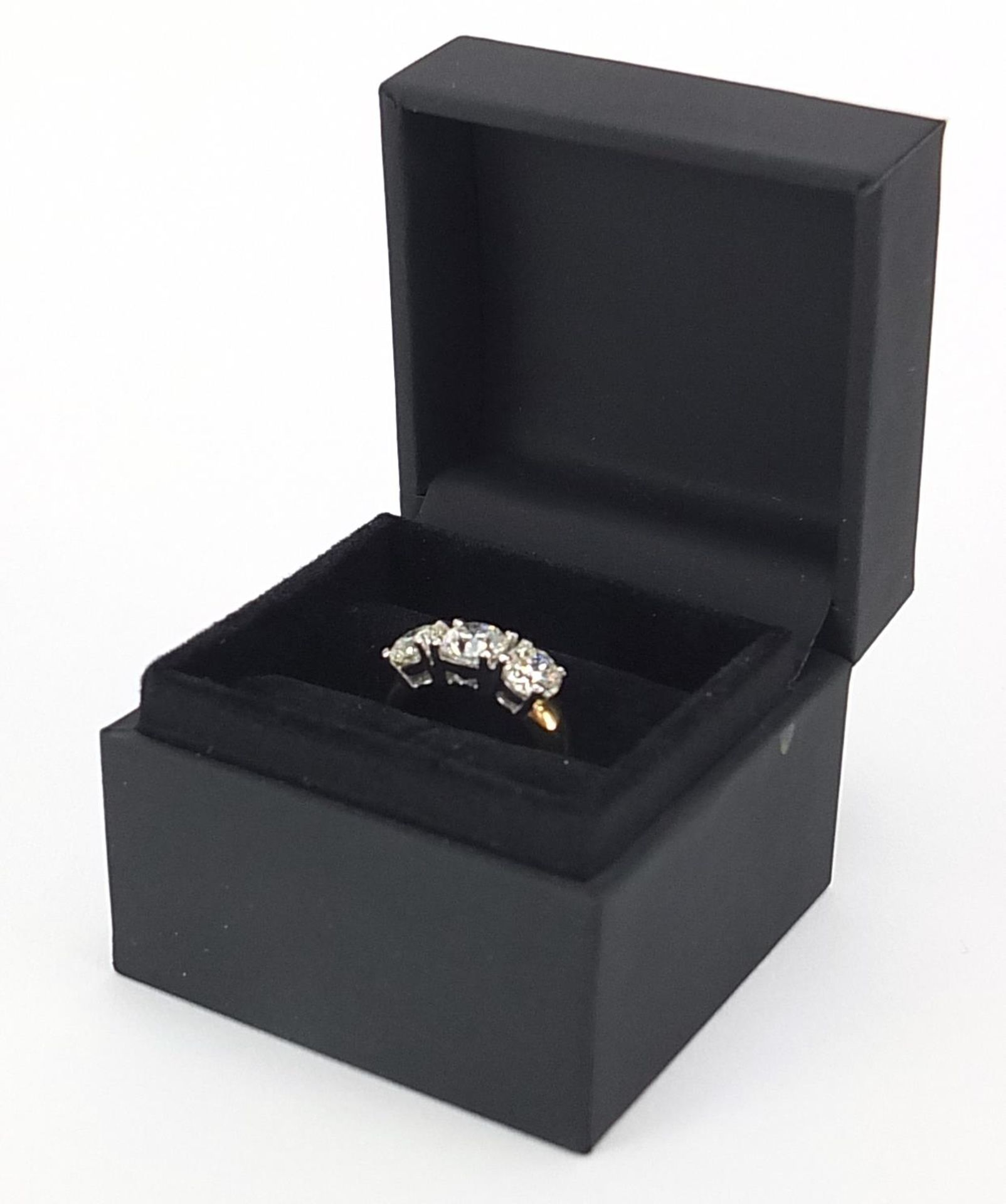 18ct gold diamond three stone ring, the central diamond weighing 0.96ct flanked by two diamonds each - Bild 7 aus 9