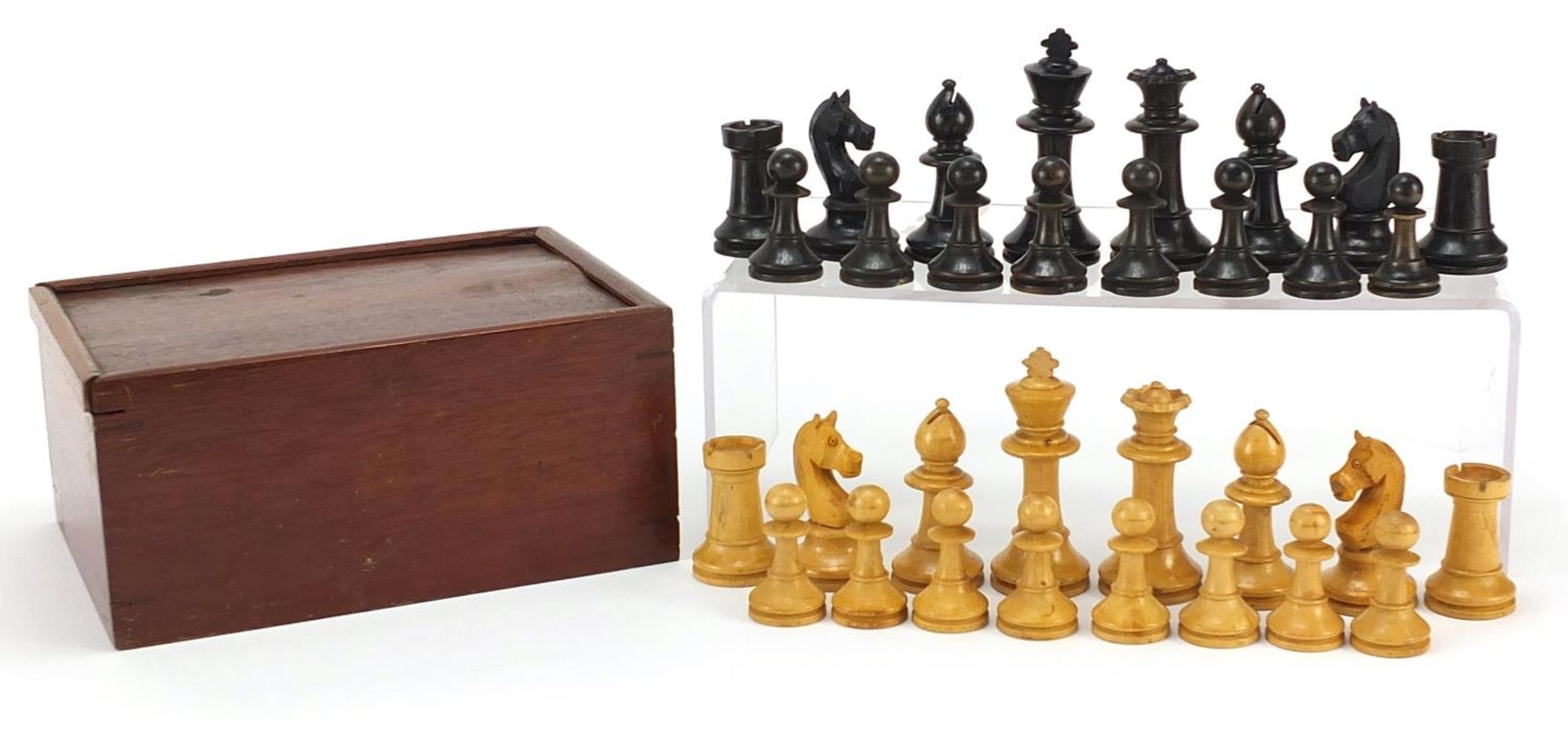 Large Jaques style boxwood and ebony Staunton chess set with mahogany box, the largest pieces each