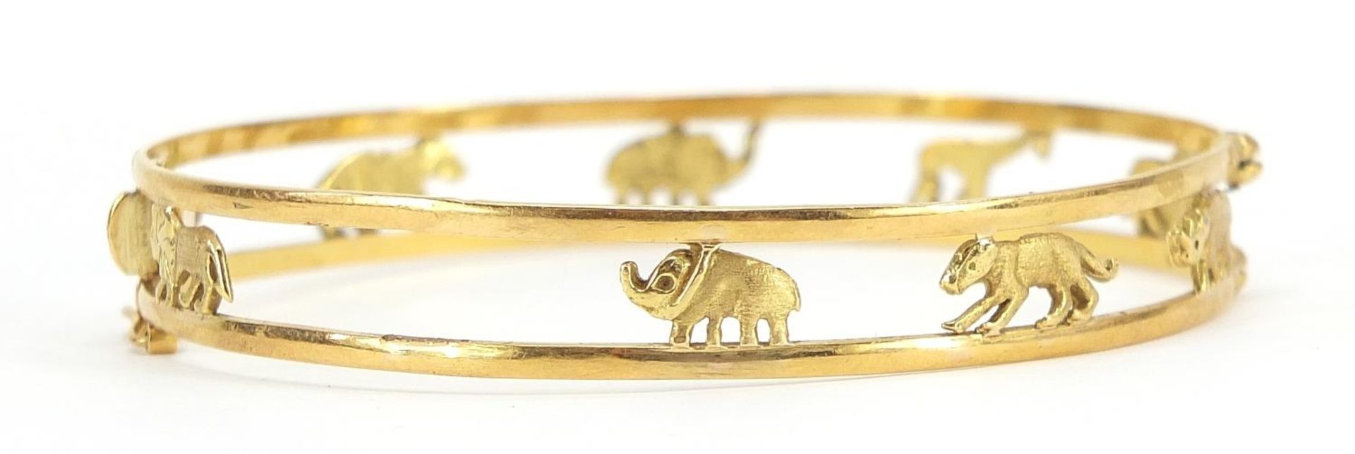 18ct gold hinged bangle pierced with animals including lion, giraffe, elephant and rhino, housed - Image 2 of 5