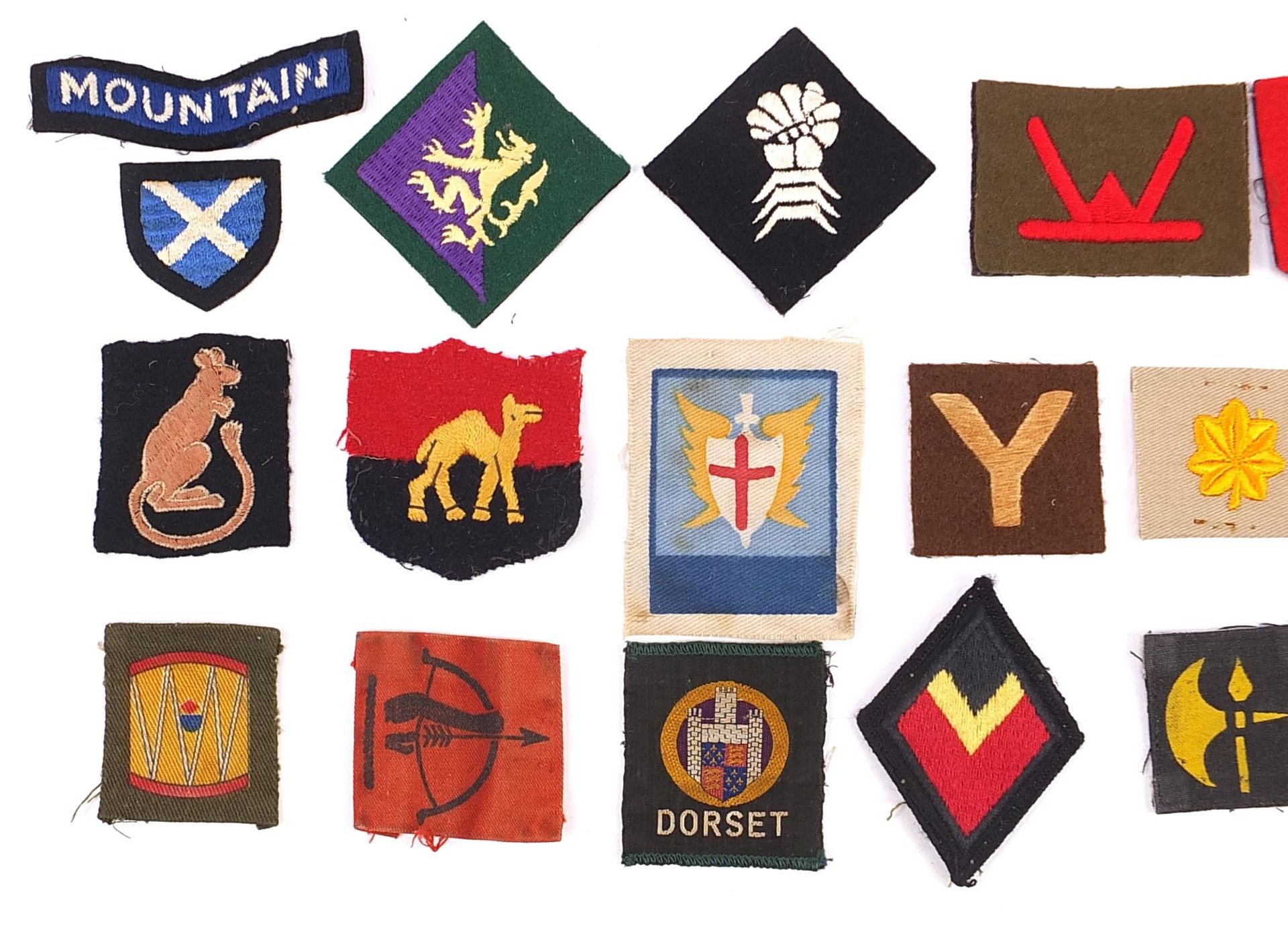 Twenty one Military interest cloth badges including 6th Armoured Division, 105th Coastal Brigade - Bild 2 aus 3