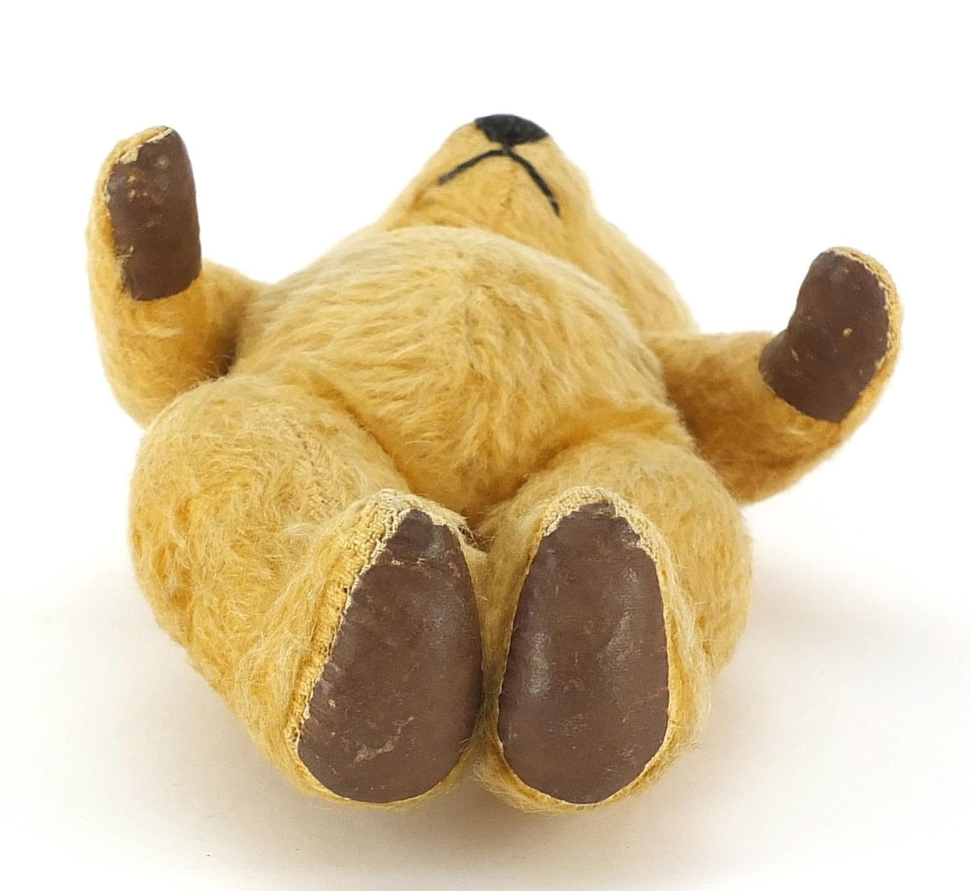 Vintage golden straw filled teddy bear with jointed limbs, 23.5cm high - Image 3 of 3